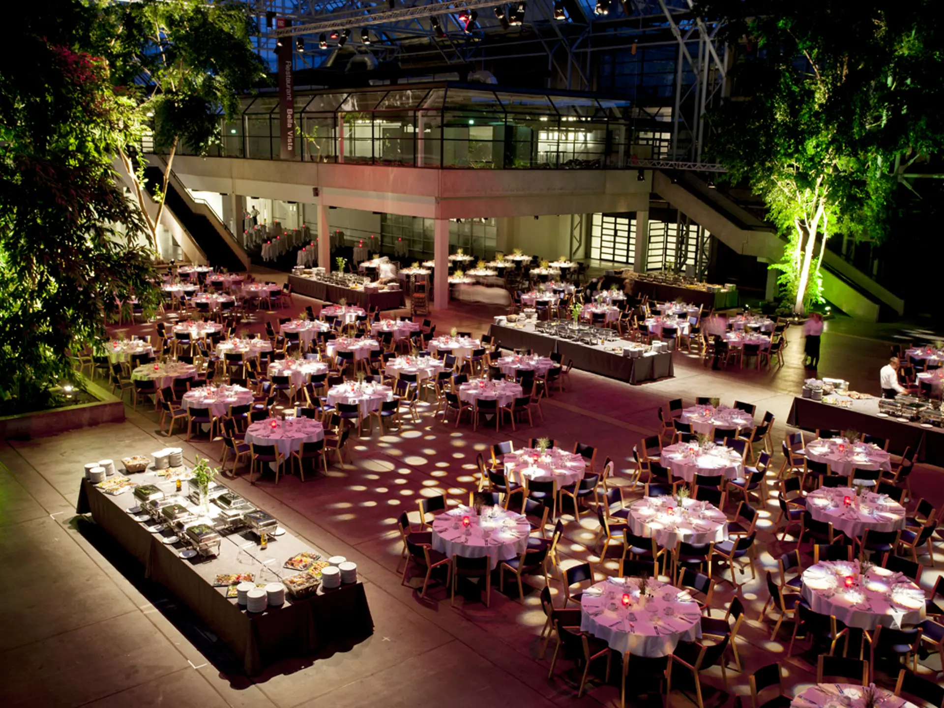 Skansa firmajulefrokost med gallatema og special lyssætning.