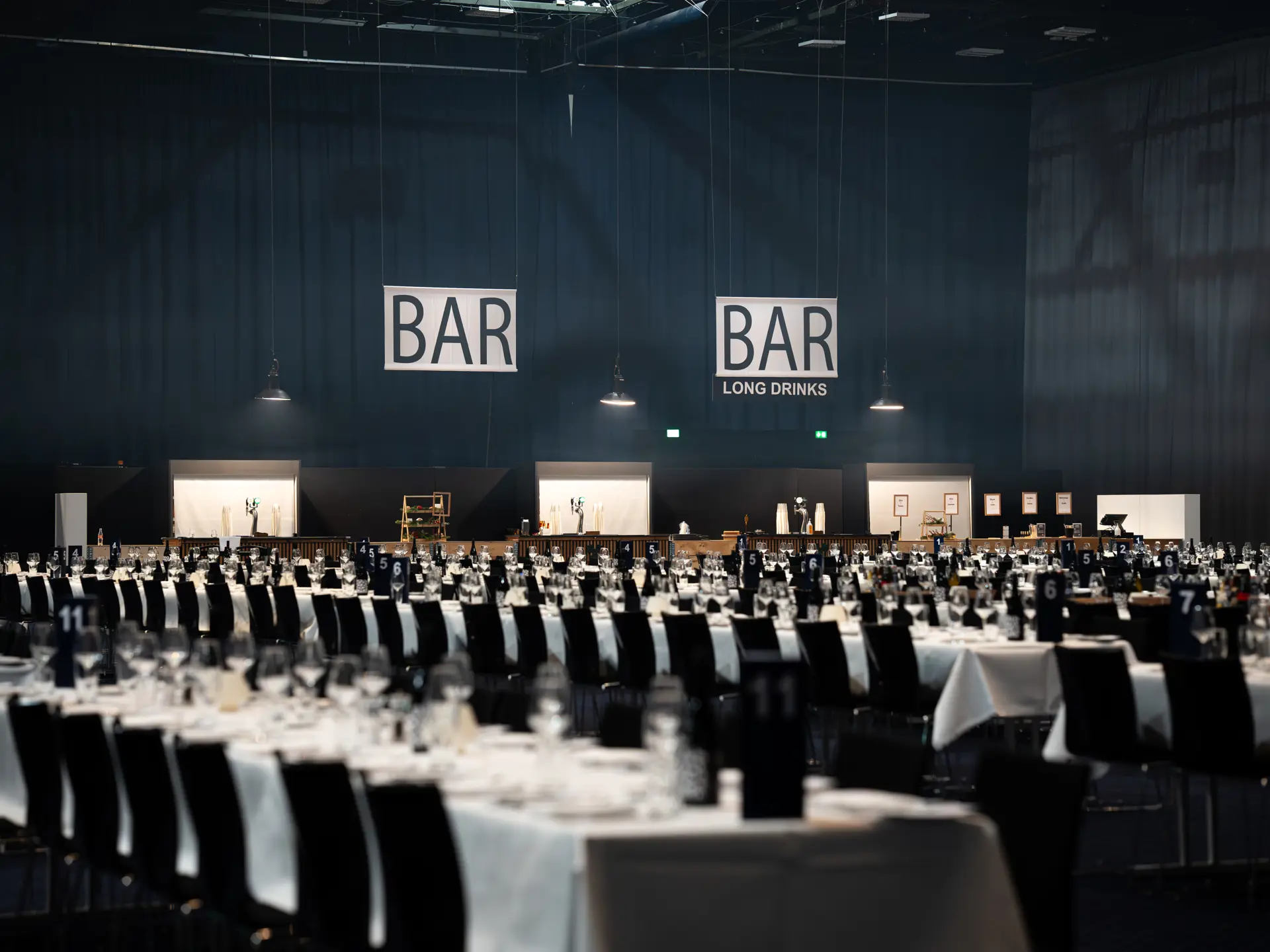 Stor bar og langborde dækket op til julefrokost i Bella Center.