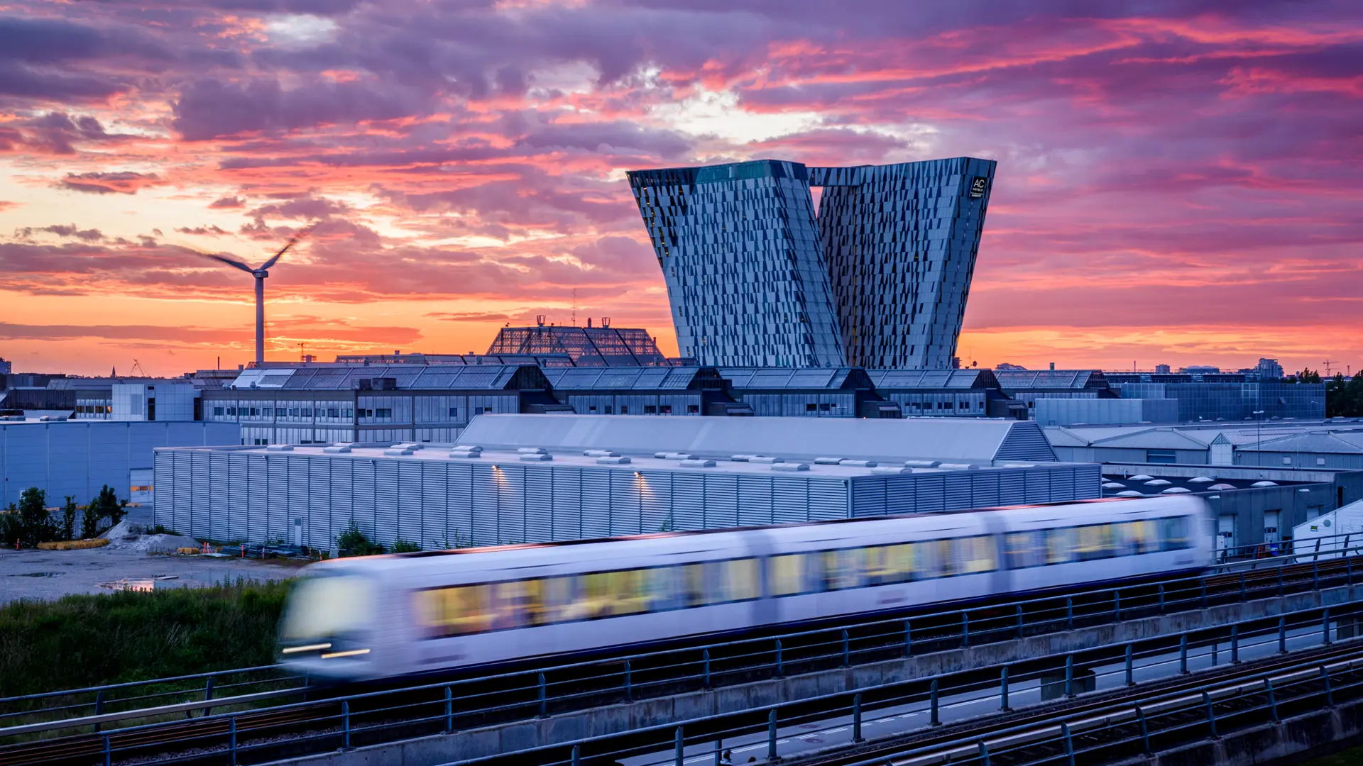 Metroen kører for Bella Center og Bella Sky i smukt aftenlys.